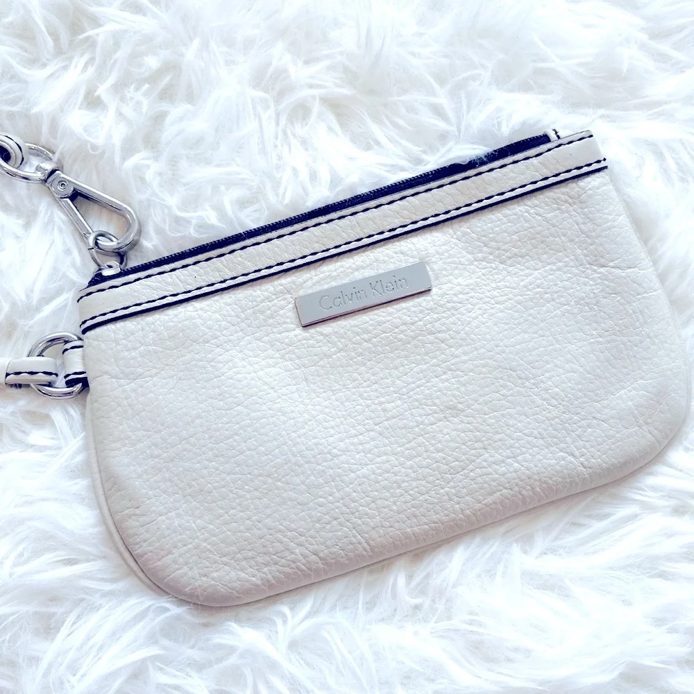 🤍 Calvin Klein Cream Wristlet Wallet